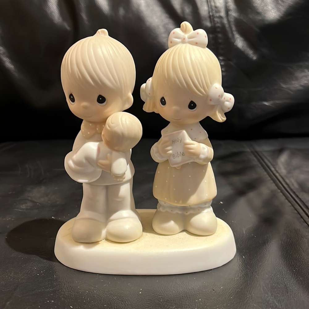 Precious Moments Figurine 🕊